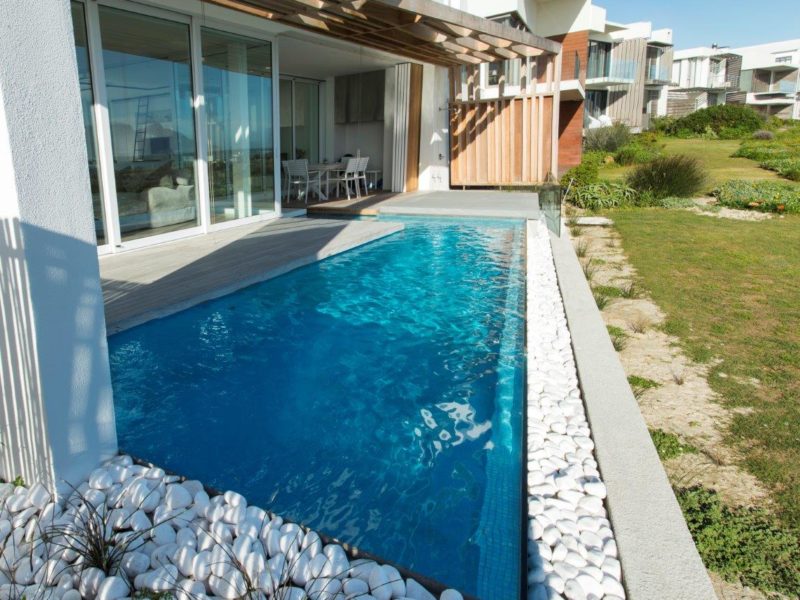 The pool was fully tiled
with imported tiles to match the moods of the nearby ocean.